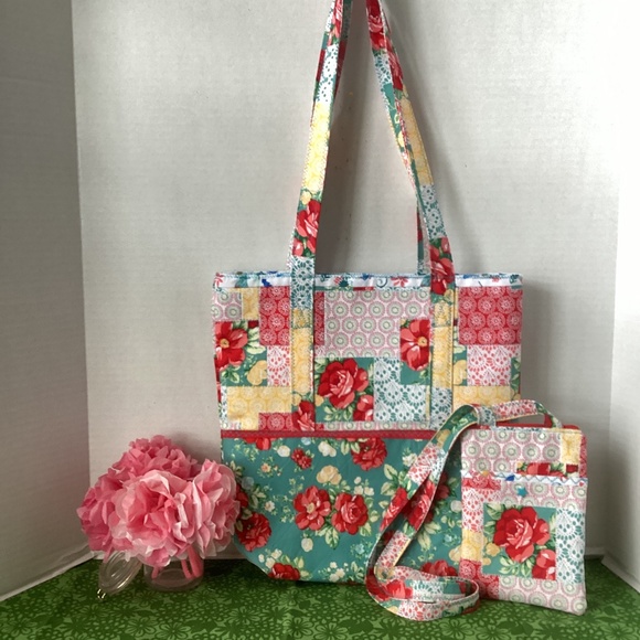 NEW PIONEER WOMAN SUMMERTIME FLOWERS QUILTED TOTE & PHONE POUCH - Picture 1 of 7